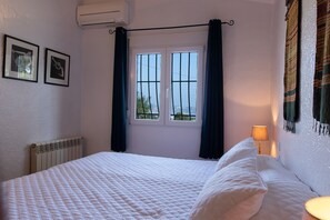 4 makuuhuonetta, silitysrauta/-lauta, ilmainen Wi-Fi, vuodevaatteet