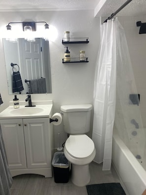 Handtücher, Seife, Shampoo, Toilettenpapier