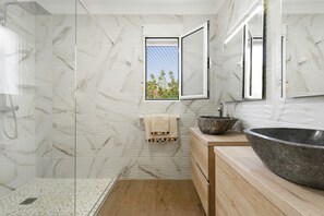 Douche, serviettes fournies
