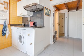 Kühlschrank, Mikrowelle, Herdplatte, Kochgeschirr/Geschirr/Besteck