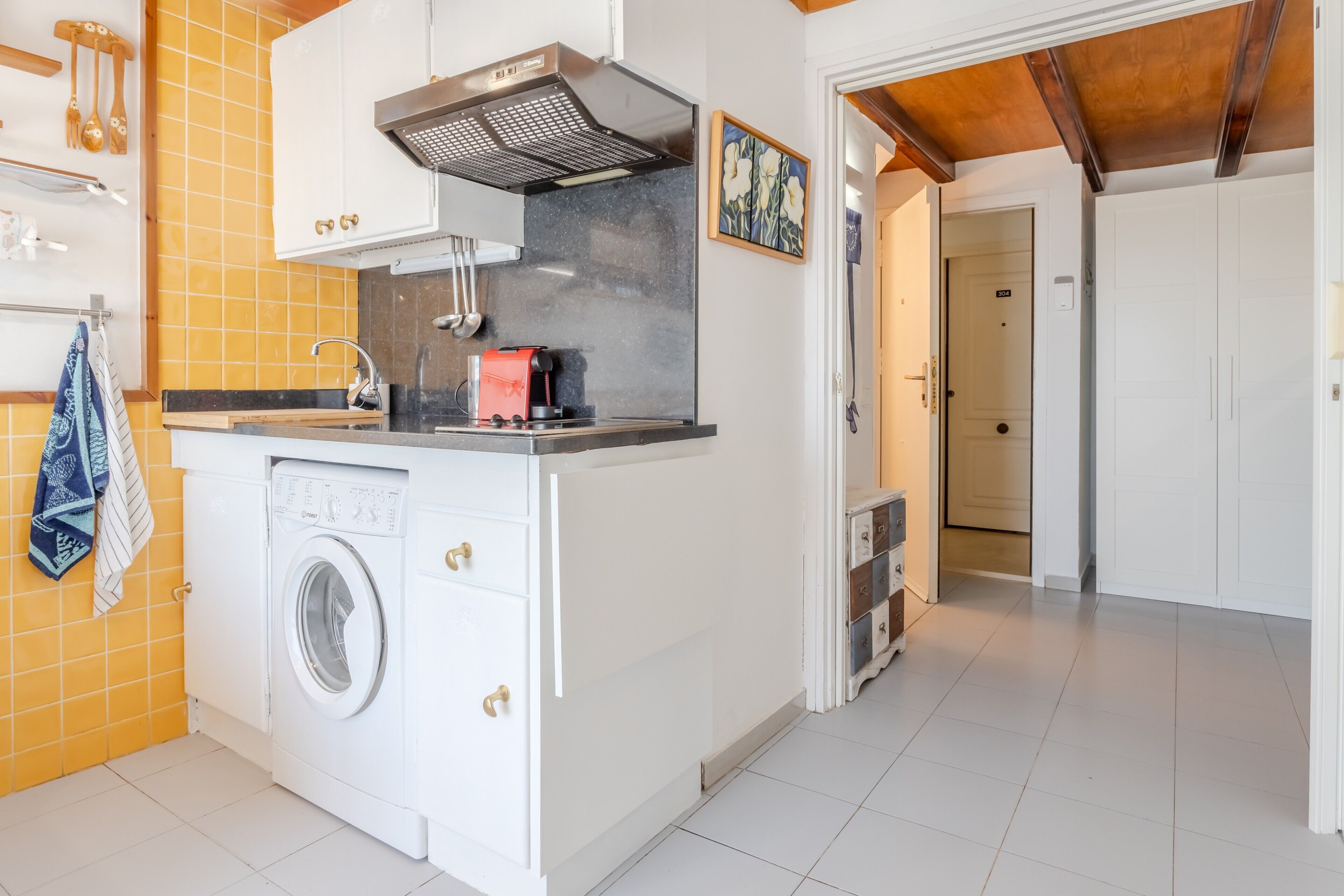 Kylskåp, mikrovågsugn, spishäll och grytor/köksredskap