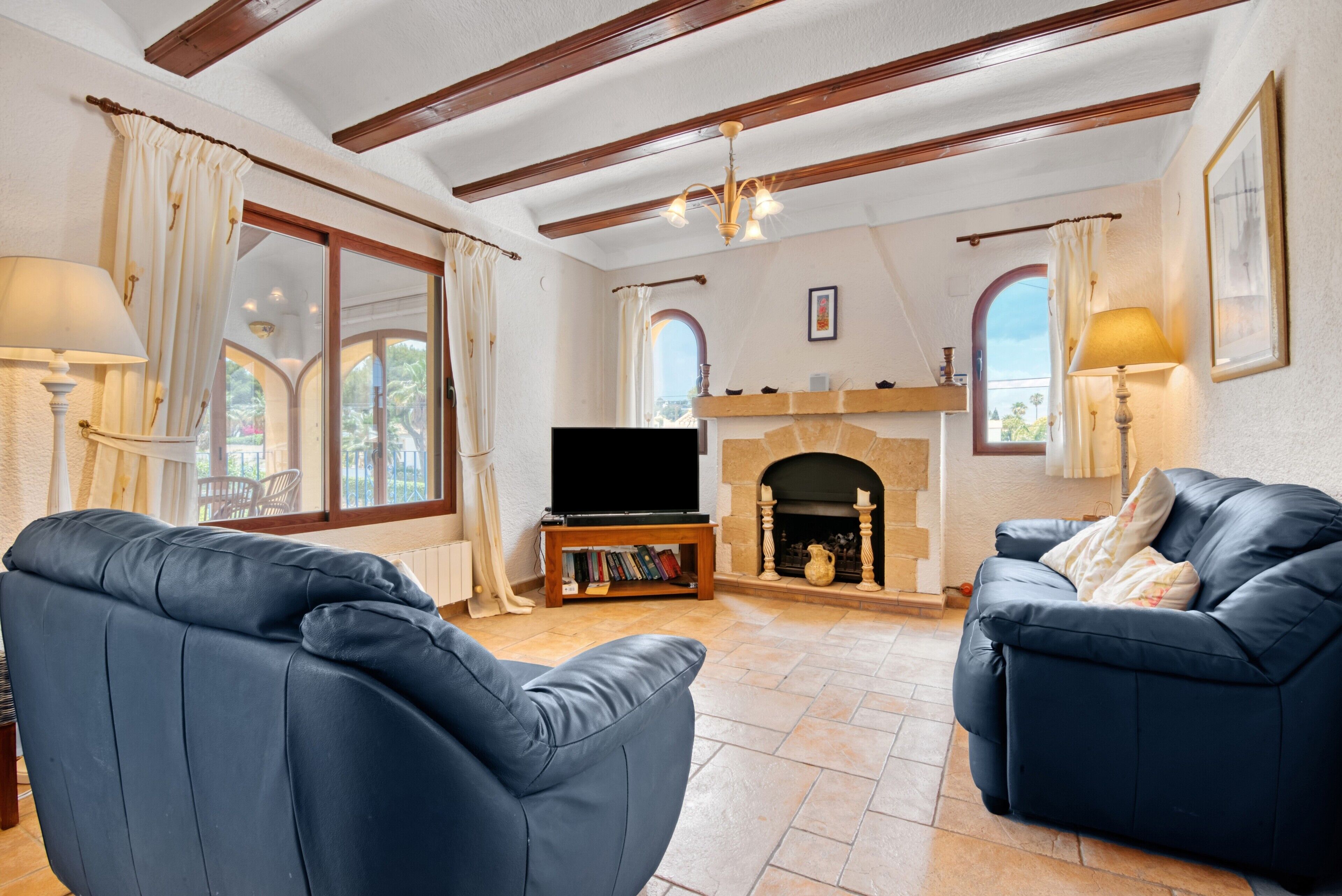 TV, fireplace