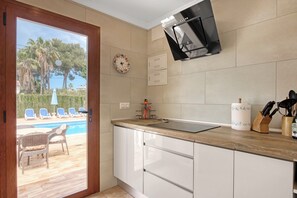 Fridge, microwave, oven, stovetop - Villa 'Nichola' with Private Pool, Wi-Fi and Air Conditioning (Xàbia)