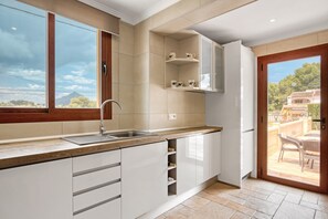 Fridge, microwave, oven, stovetop - Villa 'Nichola' with Private Pool, Wi-Fi and Air Conditioning (Xàbia)