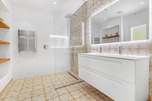 Shower, hair dryer, towels - Villa 'Flores' with Private Pool, Wi-Fi and Air Conditioning (Jávea)