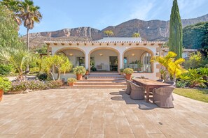 Outdoor dining - Villa 'Flores' with Private Pool, Wi-Fi and Air Conditioning (Jávea)