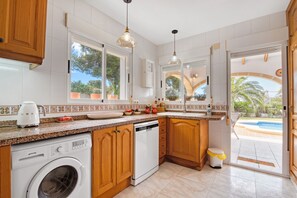 Jääkaappi, mikroaaltouuni, uuni, liesi