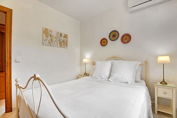 3 makuuhuonetta, silitysrauta/-lauta, ilmainen Wi-Fi, vuodevaatteet