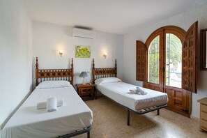 4 bedrooms, iron/ironing board, free WiFi, bed sheets