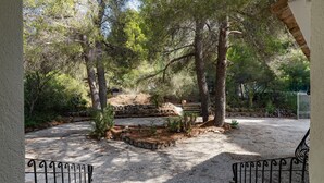 A gravel pathway leading to a stone bench surrounded by trees. - Villa 'Rosa' with Private Pool, Shared Terrace and Wi-Fi (Jávea)