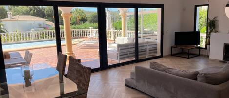 Televisión, chimenea