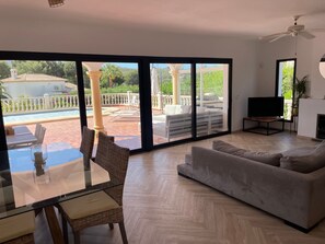 TV, fireplace