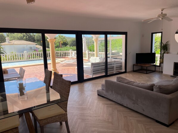 TV, fireplace - Villa 'La Gavina' with Mountain View, Wi-Fi and Air Conditioning (La Mandarina)