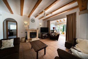 Télévision, cheminée