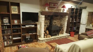 TV, lareira, mesa de pingue-pongue