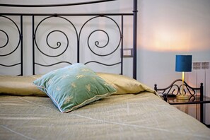 1 室のベッドルーム、アイロン / アイロン台、WiFi (無料)、ベッドシーツ