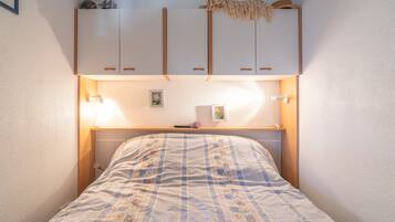 2 chambres, fer et planche Ă repasser