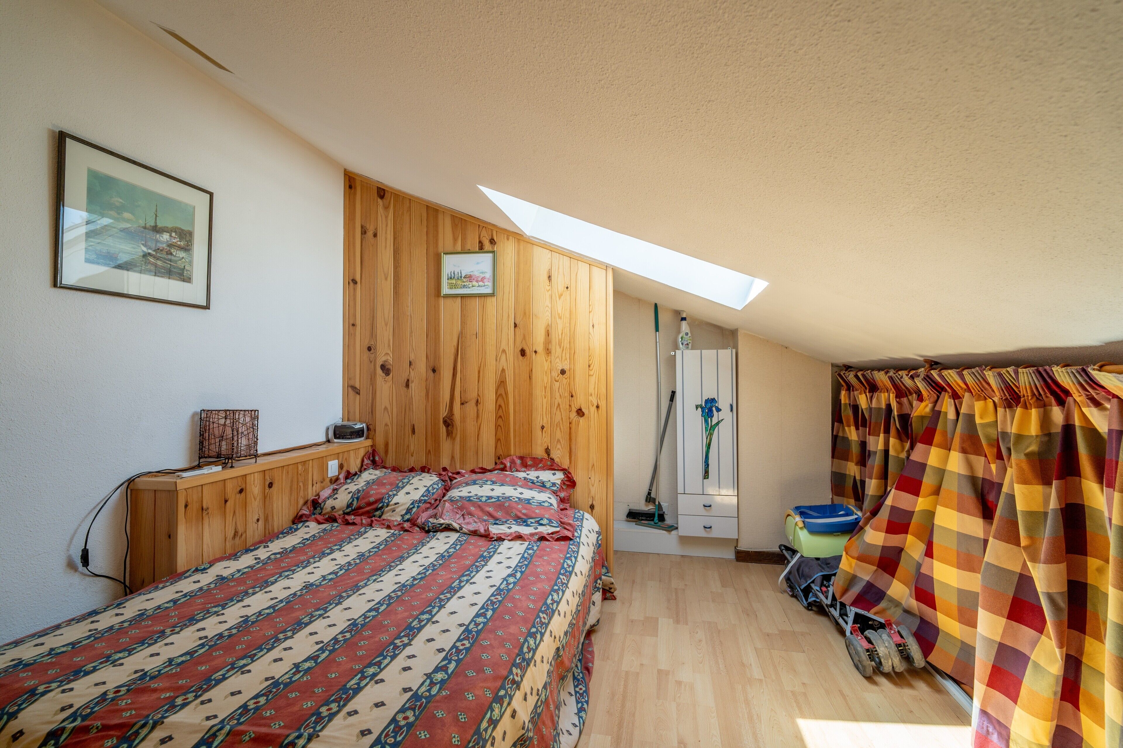 2 habitaciones y tabla de planchar con plancha 