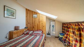 2 habitaciones y tabla de planchar con plancha