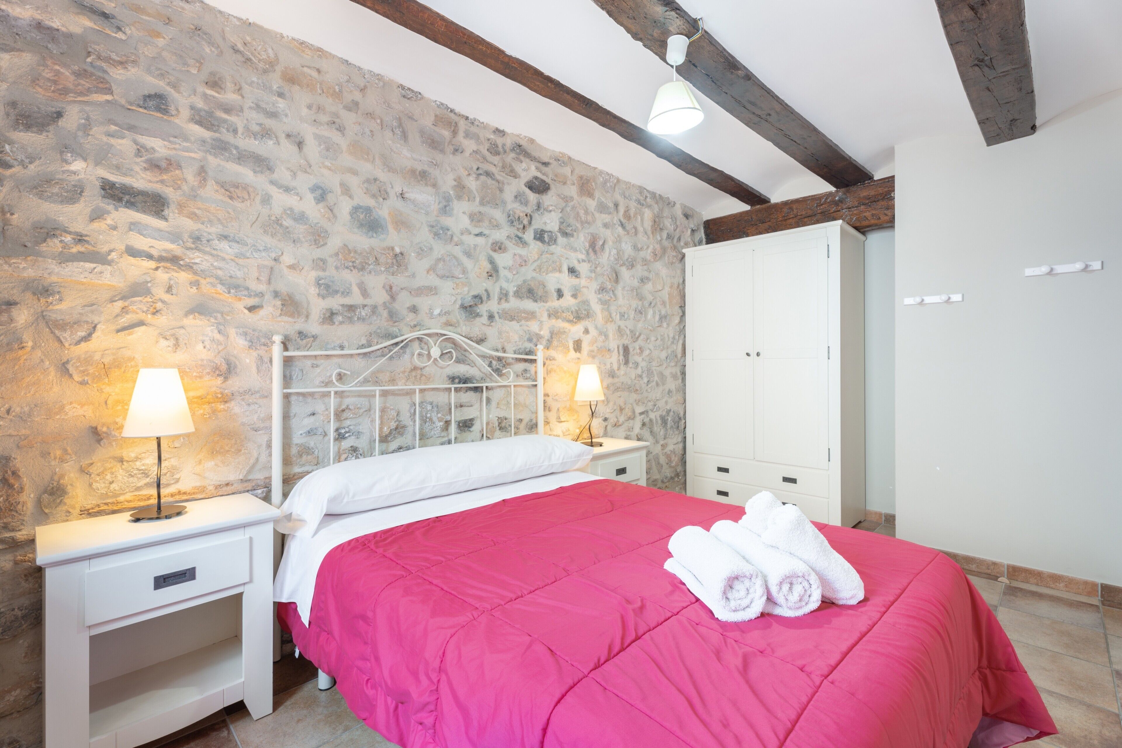 2 bedrooms, iron/ironing board, free WiFi