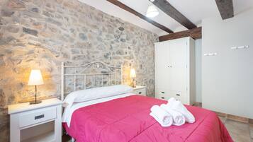 2 bedrooms, iron/ironing board, free WiFi