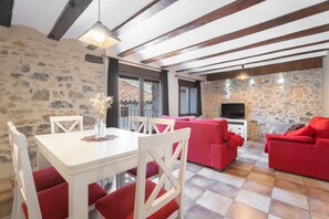 Interior - Apartment 'Casa El Cojo 2a' with Mountain View, Balcony and Wi-Fi (Alcalá de la Selva)