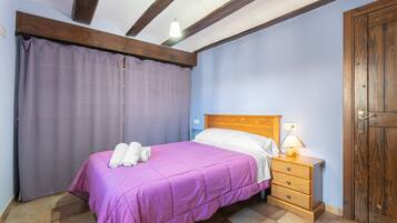 3 slaapkamers, een strijkplank/strijkijzer, gratis wifi, beddengoed