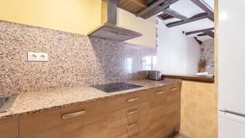 Een koelkast, een magnetron, een oven, een kookplaat