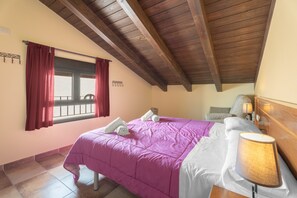 3 slaapkamers, een strijkplank/strijkijzer, gratis wifi, beddengoed