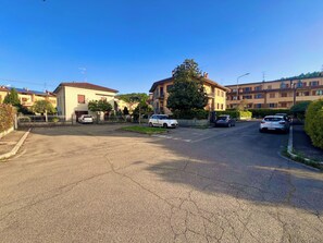 المنطقة المحيطة بالمنشأة