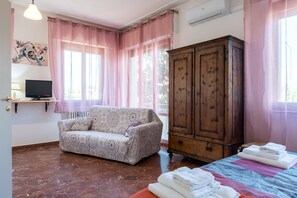 Interior - Room 'Art Rooms - Kandinskij' with Private Terrace, Wi-Fi and Air Conditioning (Arezzo)