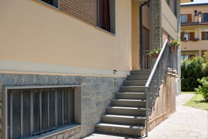A building with a stone facade, a set of concrete stairs, and a metal railing. - Room 'Art Rooms - Kandinskij' with Private Terrace, Wi-Fi and Air Conditioning (Arezzo)