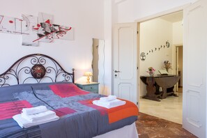 1 bedroom, free WiFi, bed sheets - Room 'Art Rooms - Kandinskij' with Private Terrace, Wi-Fi and Air Conditioning (Arezzo)