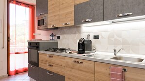 Una cocina moderna con microondas, estufa y lavaplatos.