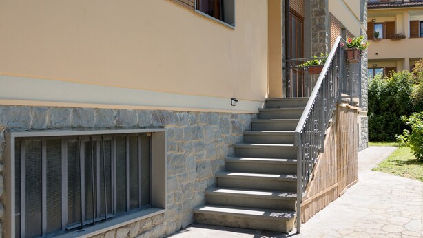 A building with a stone facade, a set of concrete stairs, and a metal railing. - 'Art Rooms - Banksy Klimt' Rooms with Shared Terrace, Wi-Fi and Air Conditioning (Arezzo)
