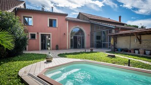 A two-story house with a swimming pool, a covered patio, and a garden. - Spacious House in Marciac with Private Pool and Terrace (Marciac)