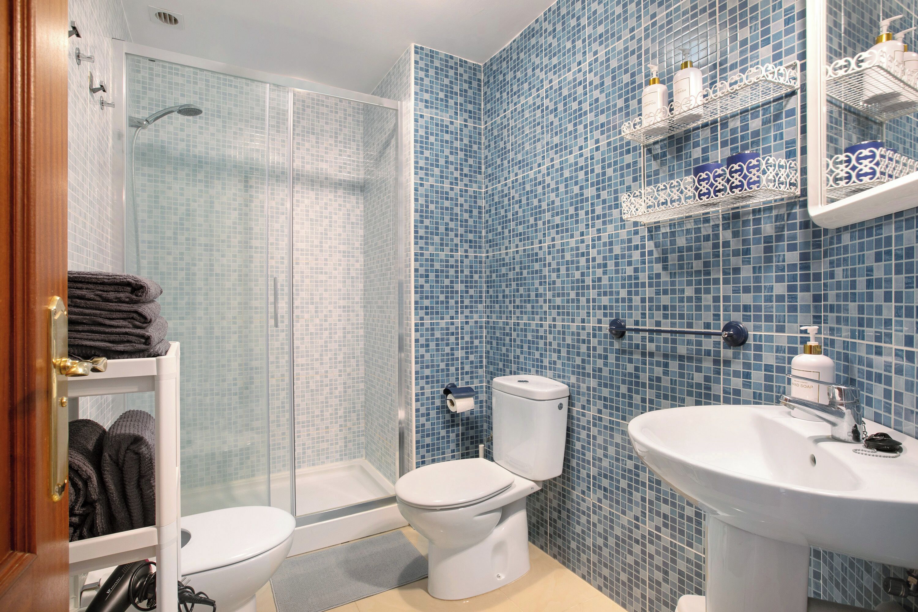 Chuveiro, secador de cabelo, toalhas de banho 