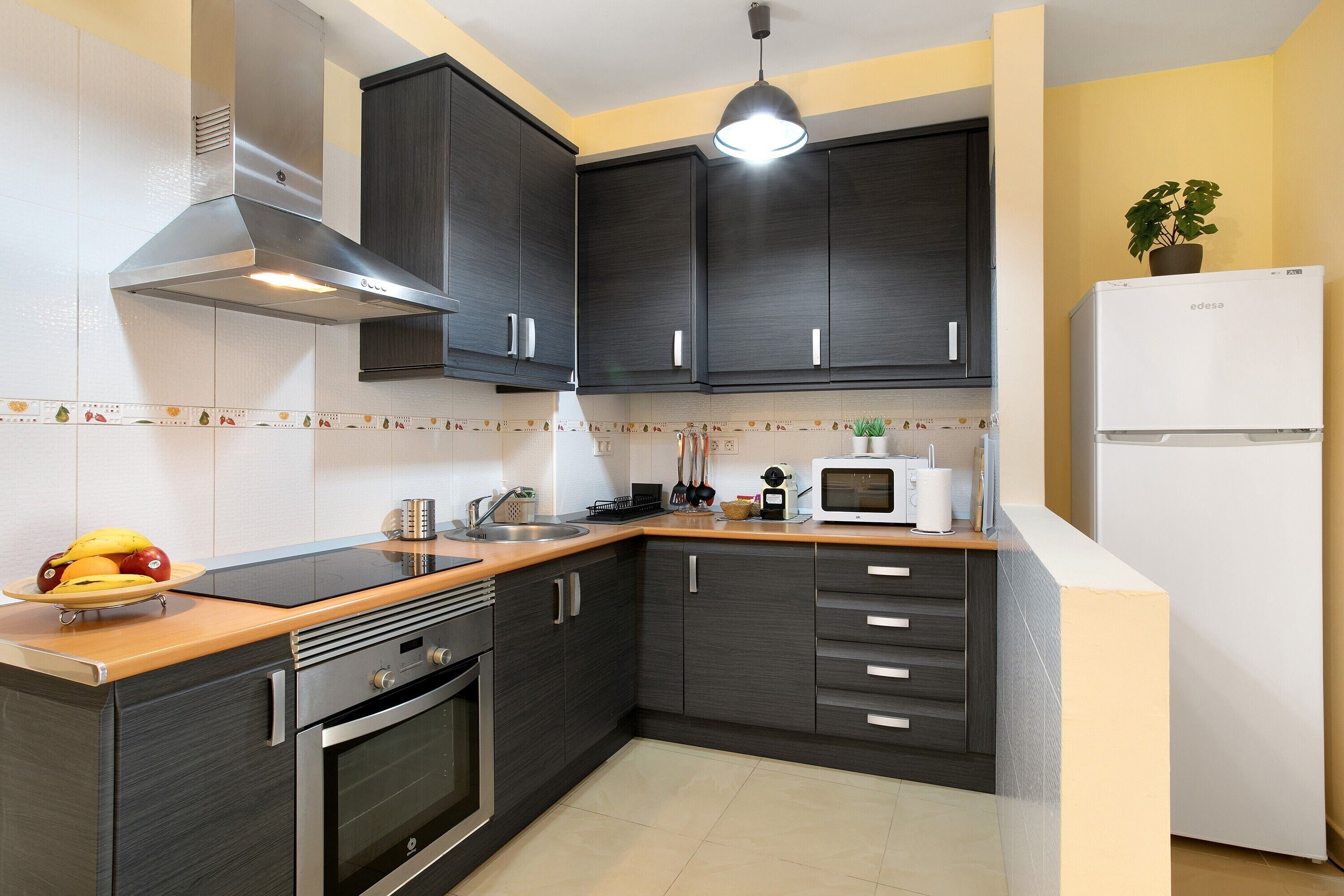 雪櫃、微波爐、焗爐、爐具