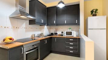 Frigorífic, microones, forn i placa de cuina