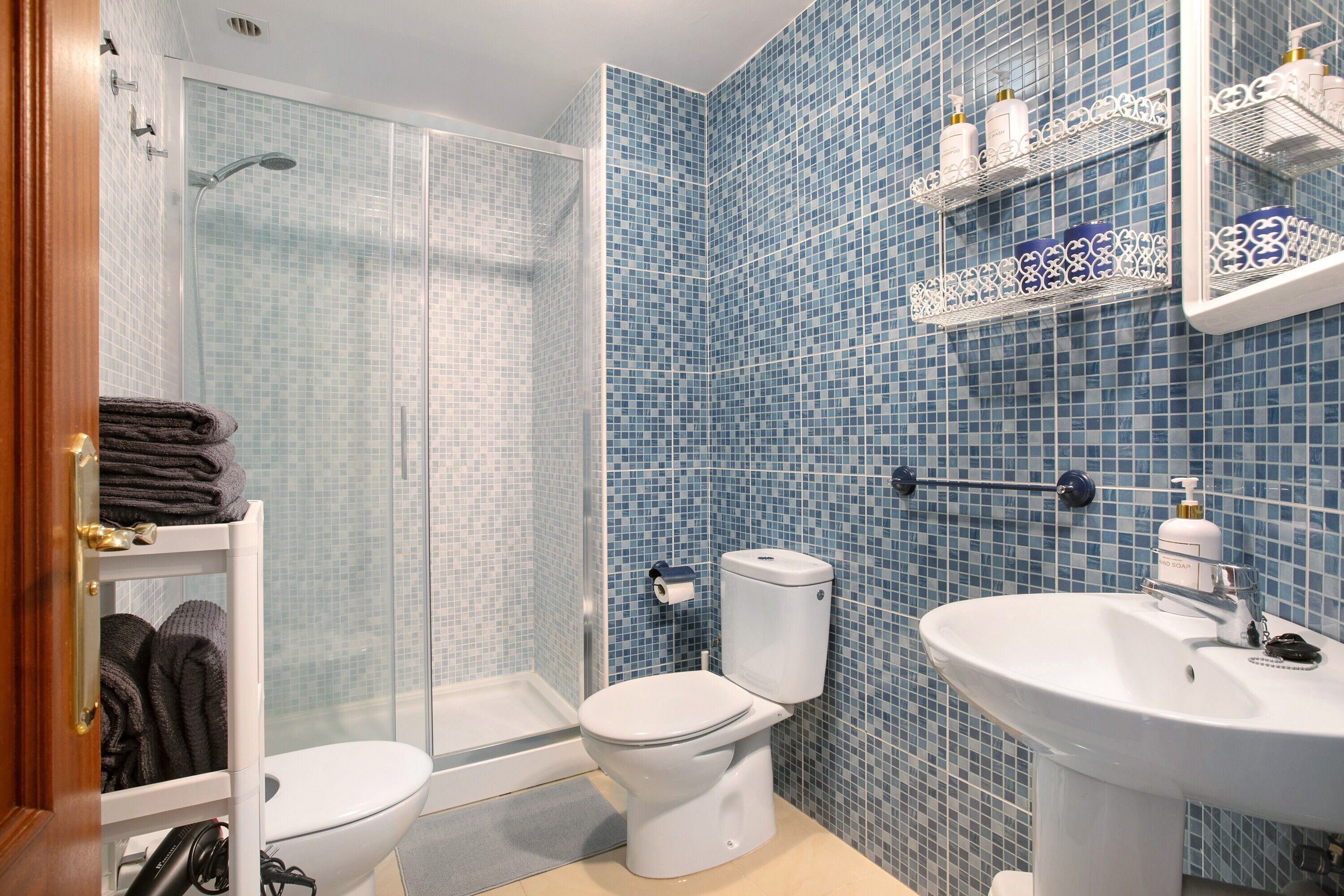 Dusch, hårtork och handdukar