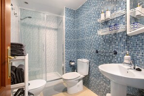 Shower, hair dryer, towels