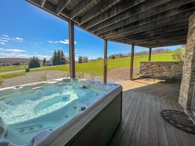 Pet friendly! Free golf and lake access! All new furnishings!