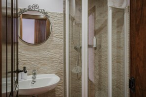 Shower, hair dryer, towels - Country House 'Entrada Rio Lobos 2' with Mountain Views and Wi-Fi (Hontoria del pinar)