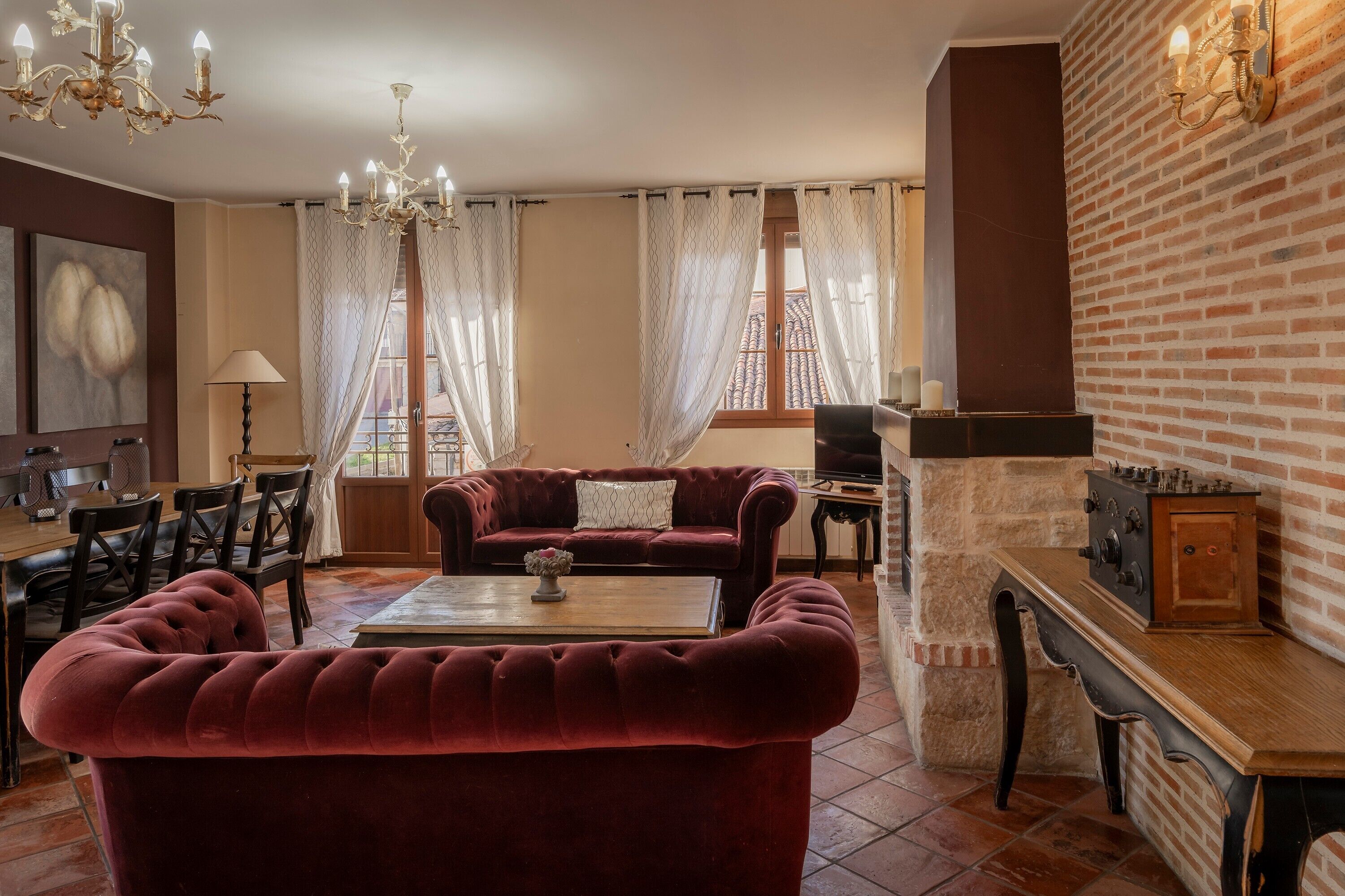 Een televisie, een open haard en een tafeltennistafel