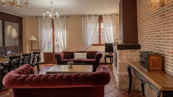 Een televisie, een open haard en een tafeltennistafel