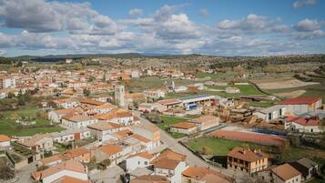 Un barrio residencial con casas, una iglesia y un pequeño centro urbano.