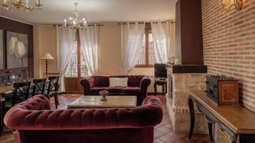 Een televisie, een open haard en een tafeltennistafel