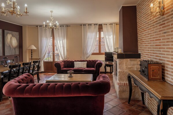 Televisión, chimenea y tenis de mesa 