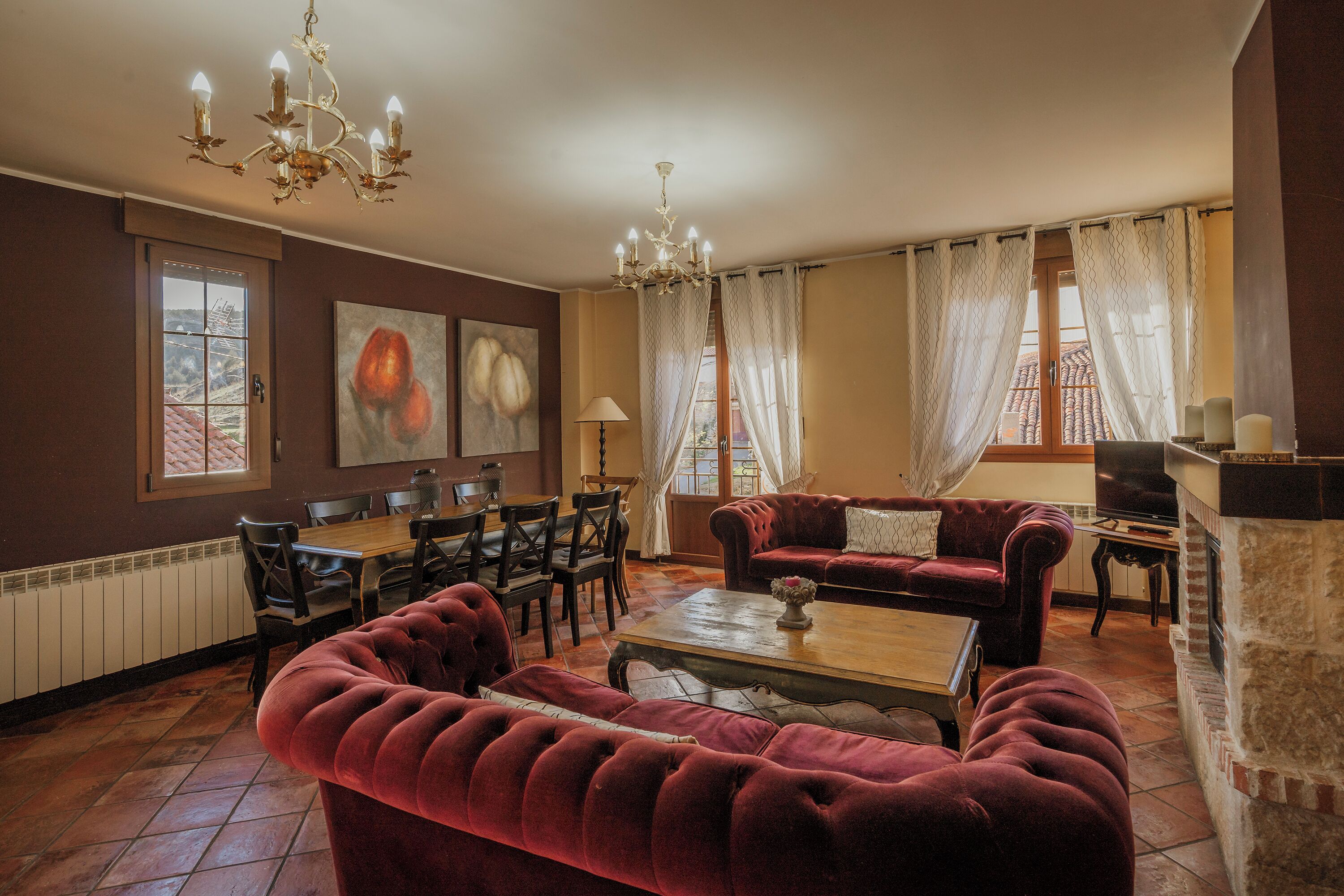 Una televisión, una chimenea, una mesa de tenis de mesa