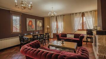 Een televisie, een open haard en een tafeltennistafel